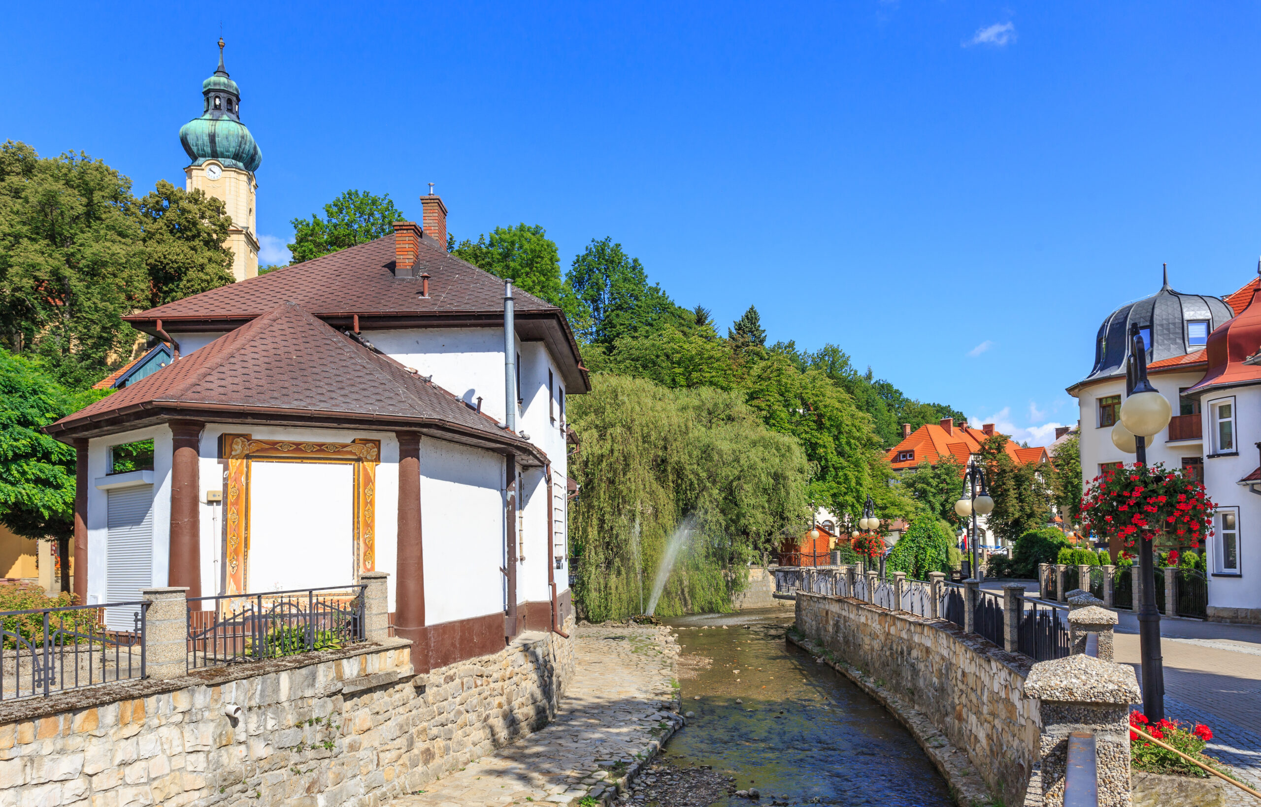 praca zdalna, workation, praca i odpoczynek, praca z psem, wyjazd z psem, domki z ogródkiem, domki z wifi, domki z biurkiem, praca w ogródku, taras, sauna