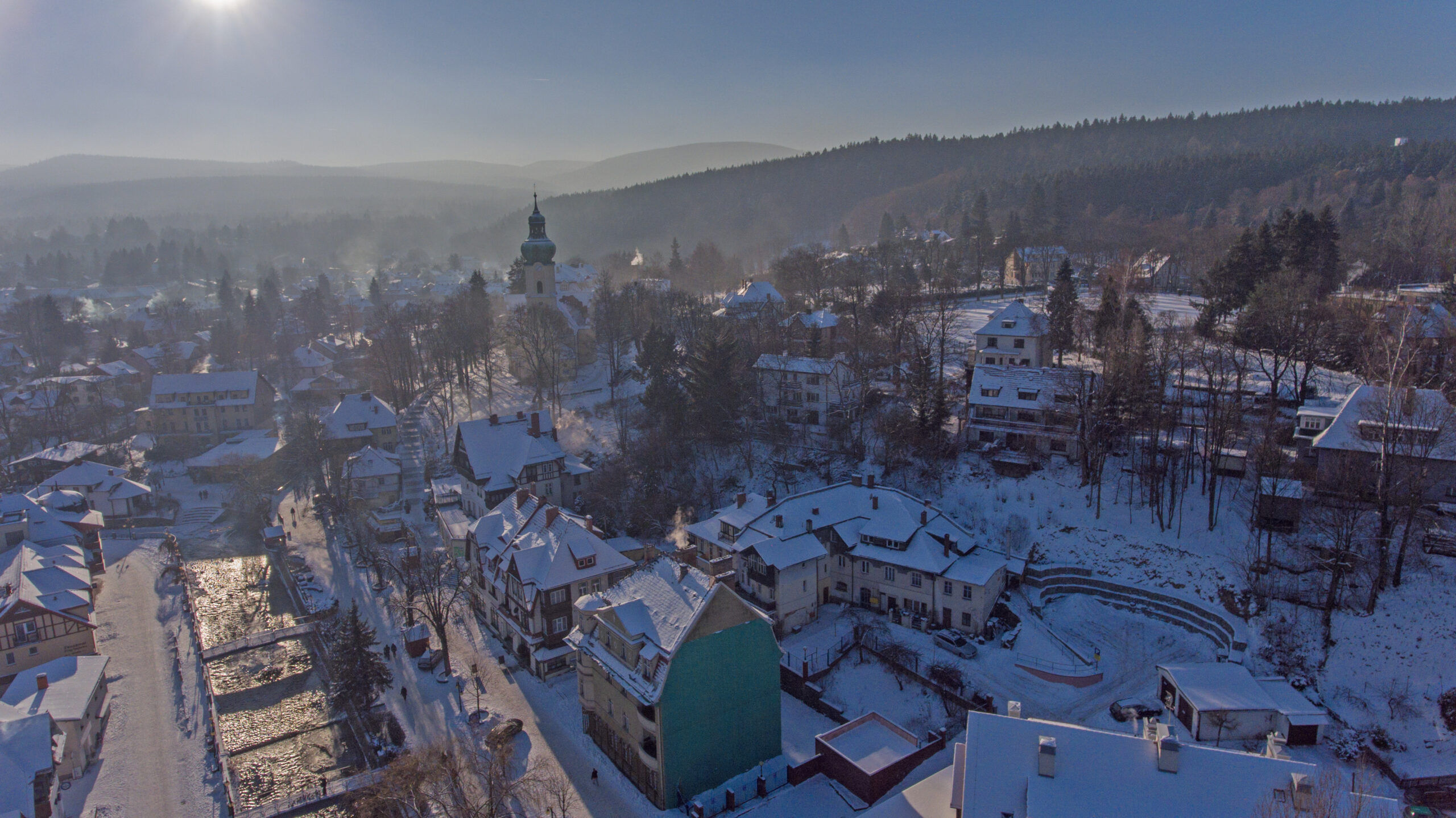 praca zdalna, workation, praca i odpoczynek, praca z psem, wyjazd z psem, domki z ogródkiem, domki z wifi, domki z biurkiem, praca w ogródku, taras, sauna
