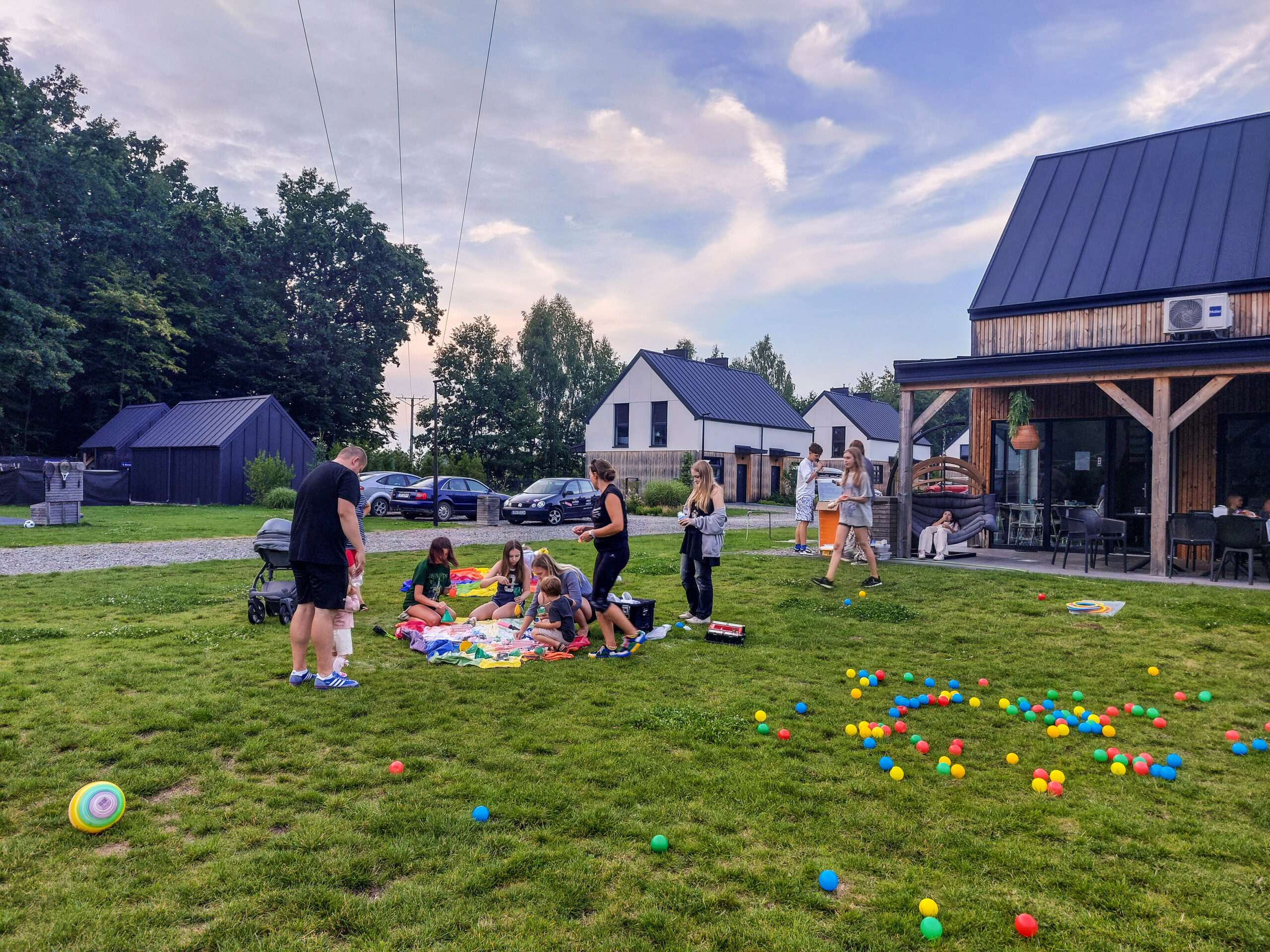 praca zdalna, workation, praca i odpoczynek, praca z psem, wyjazd z psem, domki z ogródkiem, domki z wifi, domki z biurkiem, praca w ogródku, taras, sauna