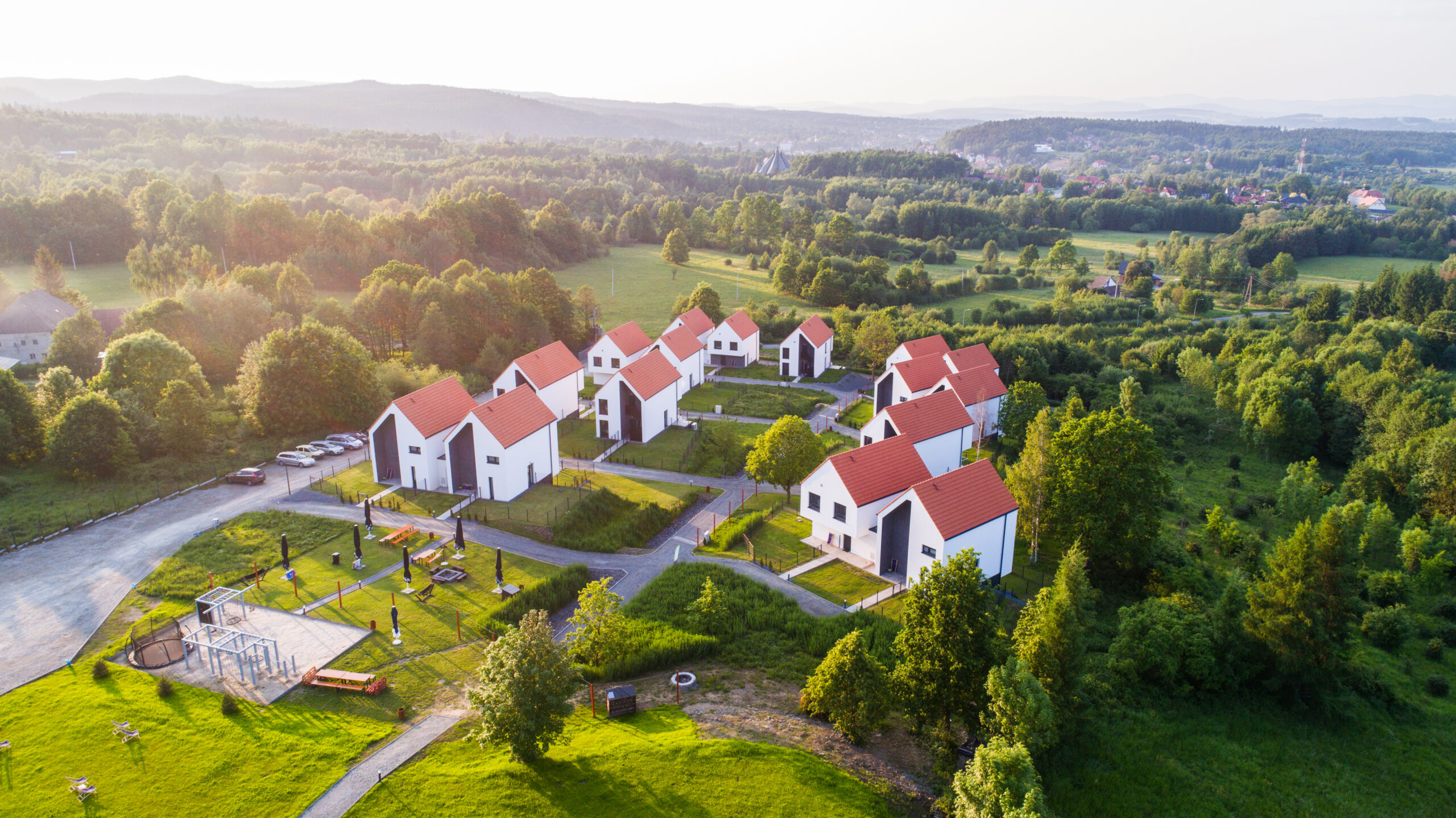 praca zdalna, workation, praca i odpoczynek, praca z psem, wyjazd z psem, domki z ogródkiem, domki z wifi, domki z biurkiem, praca w ogródku, taras, sauna