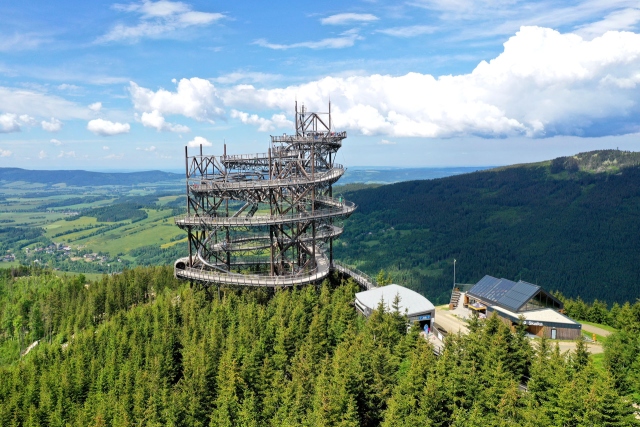 praca zdalna, workation, praca i odpoczynek, praca z psem, wyjazd z psem, domki z ogródkiem, domki z wifi, domki z biurkiem, praca w ogródku, taras, sauna