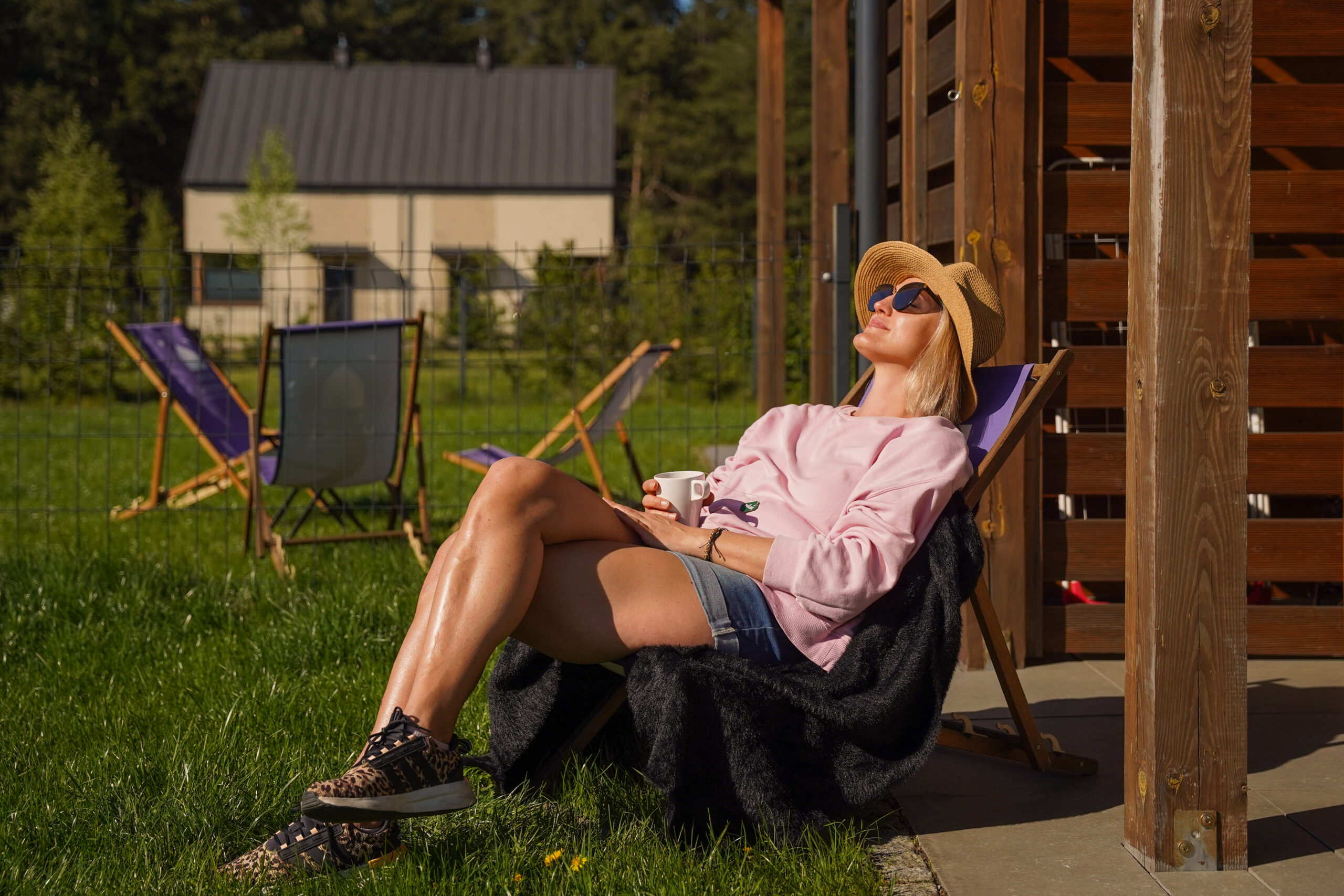 praca zdalna, workation, praca i odpoczynek, praca z psem, wyjazd z psem, domki z ogr&oacute;dkiem, domki z wifi, domki z biurkiem, praca w ogr&oacute;dku, taras, sauna