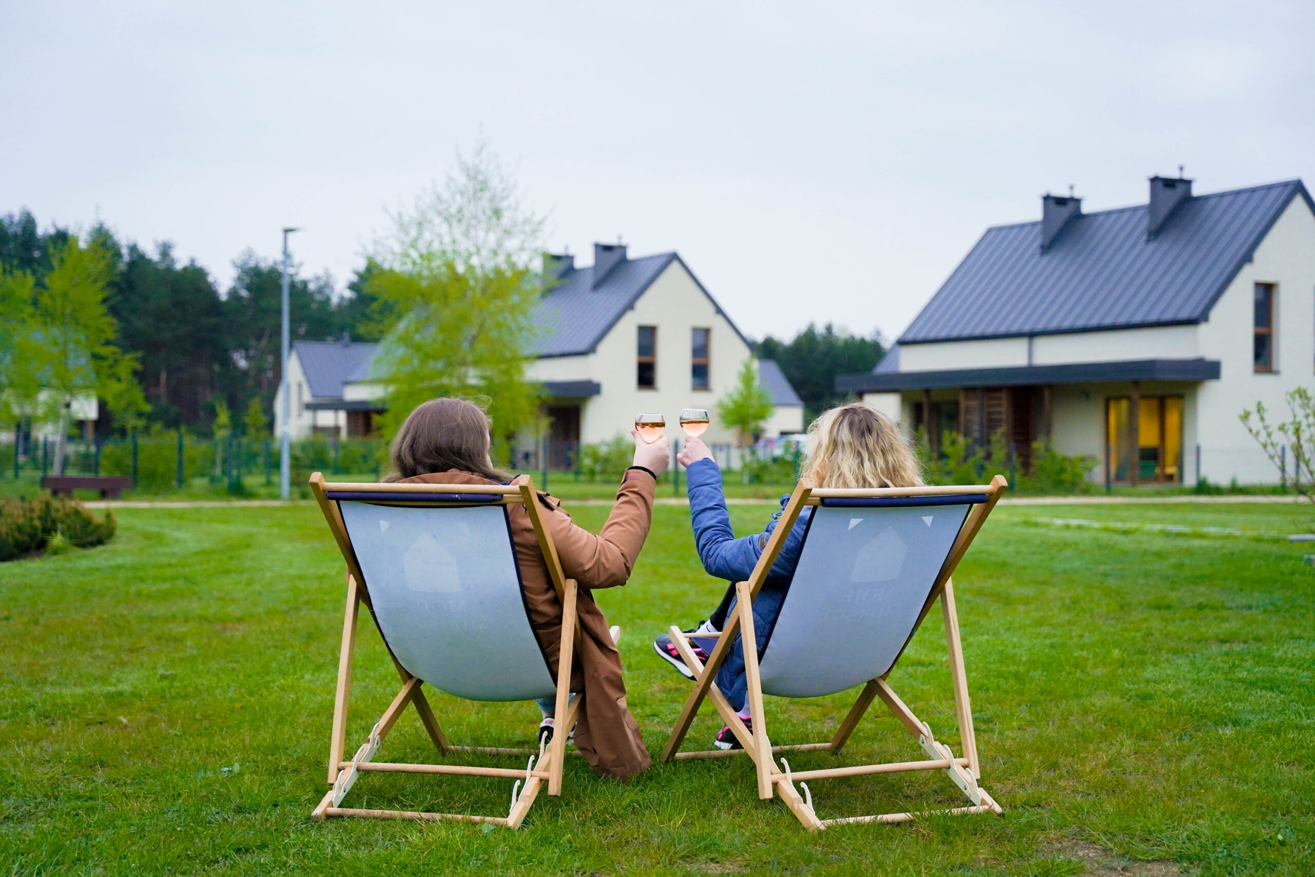 praca zdalna, workation, praca i odpoczynek, praca z psem, wyjazd z psem, domki z ogr&oacute;dkiem, domki z wifi, domki z biurkiem, praca w ogr&oacute;dku, taras, sauna