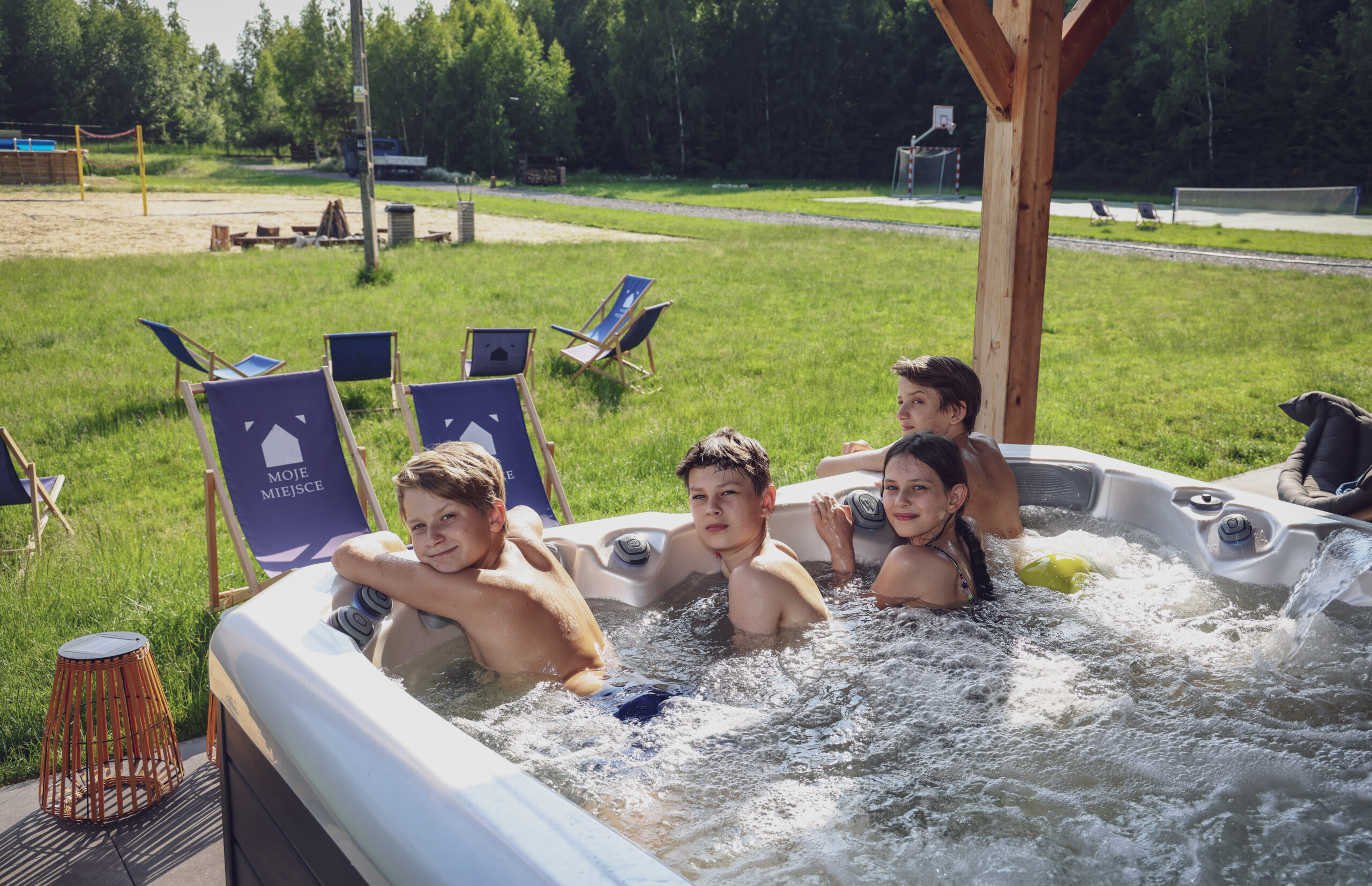 praca zdalna, workation, praca i odpoczynek, praca z psem, wyjazd z psem, domki z ogr&oacute;dkiem, domki z wifi, domki z biurkiem, praca w ogr&oacute;dku, taras, sauna