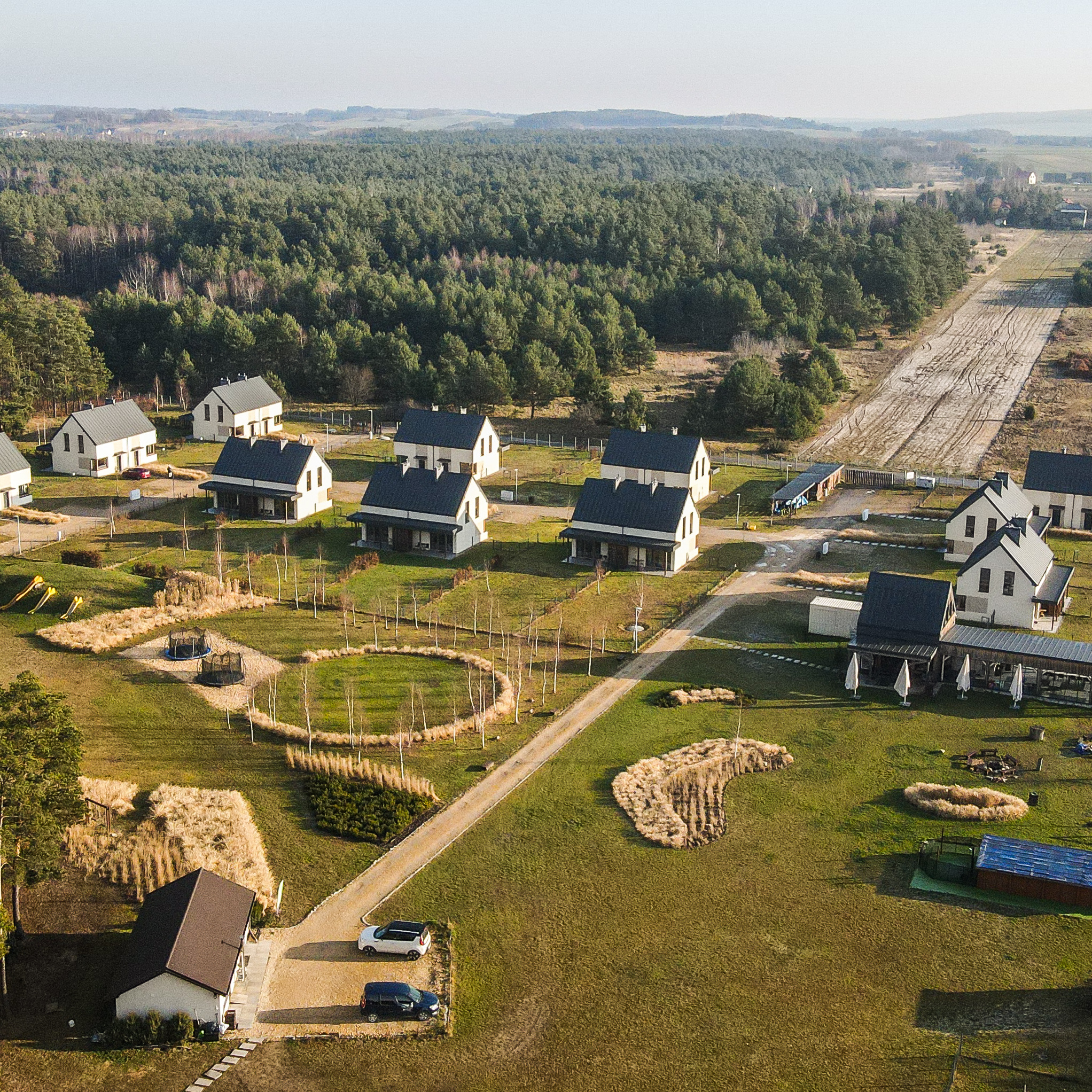 praca zdalna, workation, praca i odpoczynek, praca z psem, wyjazd z psem, domki z ogródkiem, domki z wifi, domki z biurkiem, praca w ogródku, taras, sauna